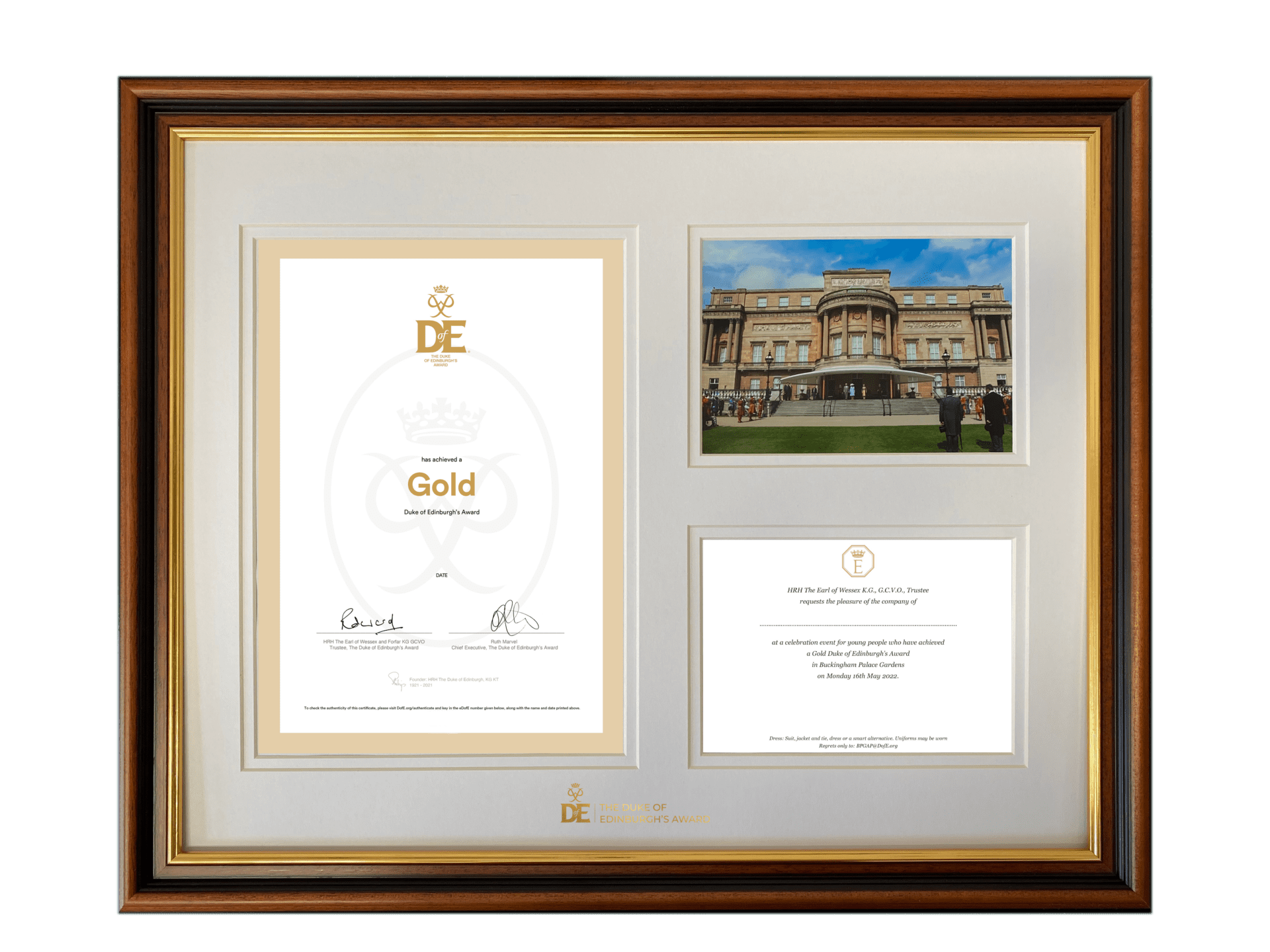 Tri-Aperture Mount – Gold Award Certificate Aperture and Two 7″x 5″ Apertures including a photograph